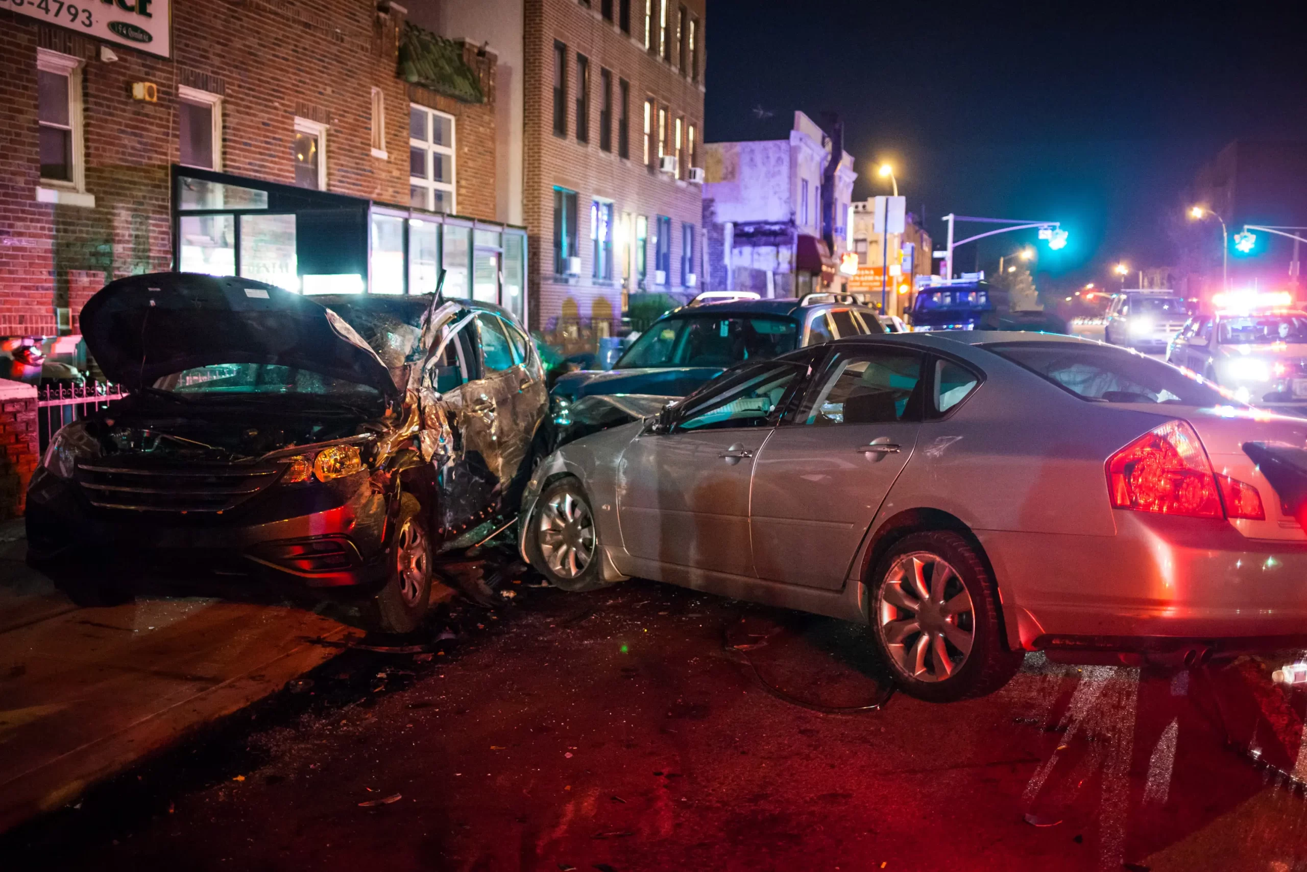 Major car accident at night in front of a clube where three cars are totaled